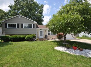 694 Devonshire Ln, Crystal Lake, IL 60014