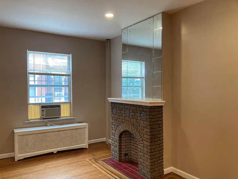 1610 S Rosewood St — Photo 2