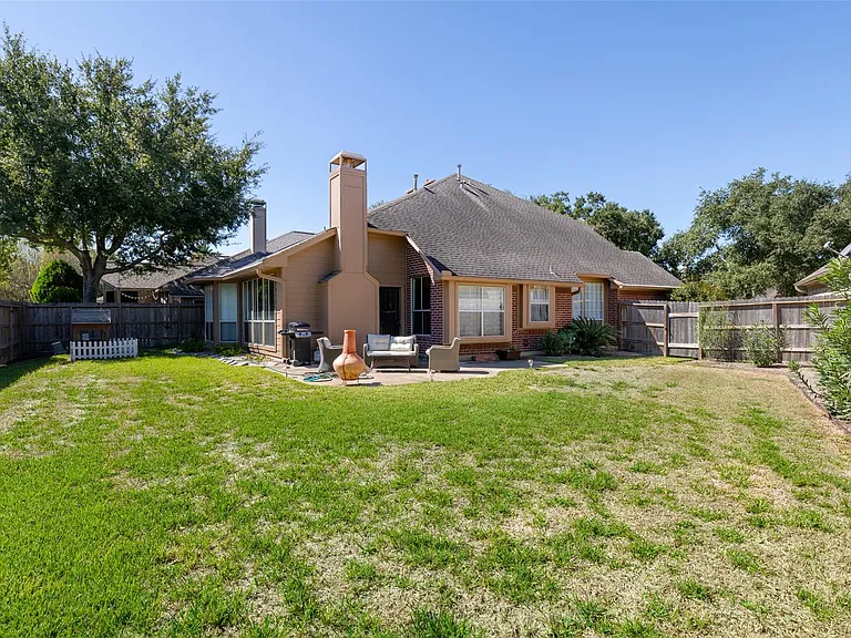 723 Avery Dr — Photo 23