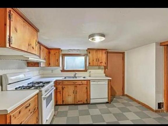 3rd image of 7927 Oak St #A