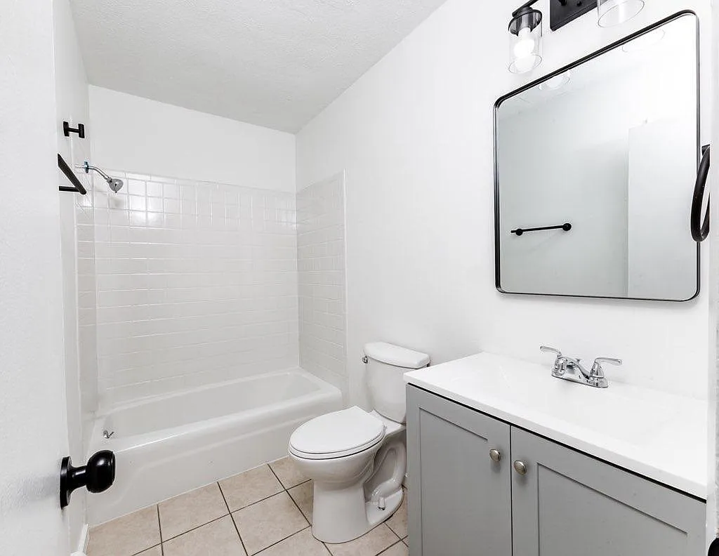 1004 Samantha St — Photo 4