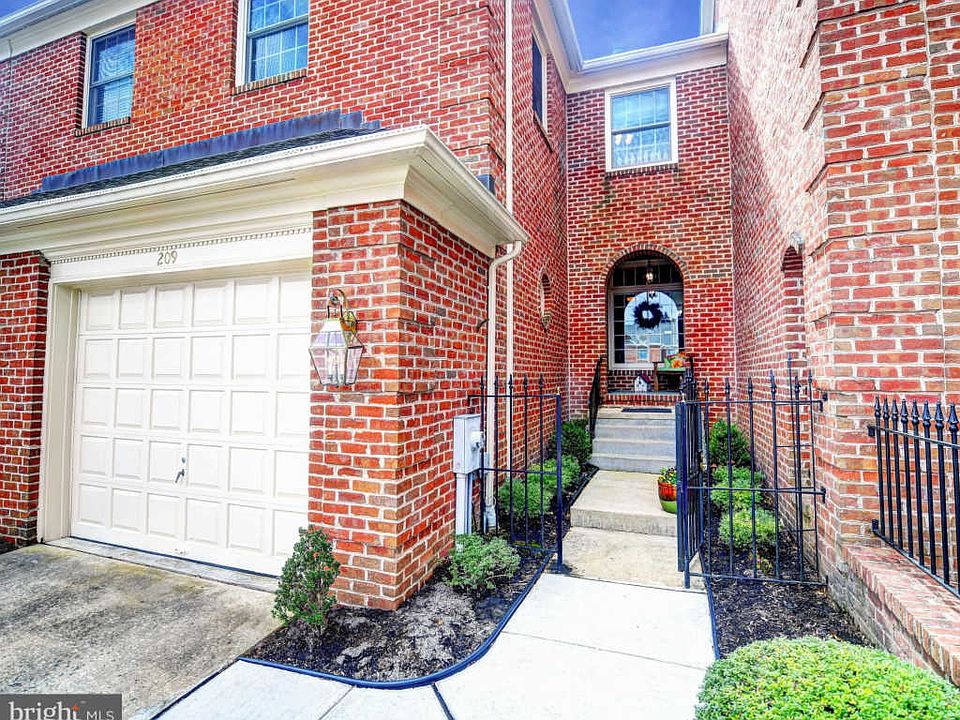 1st image of 209 Wellington Ct