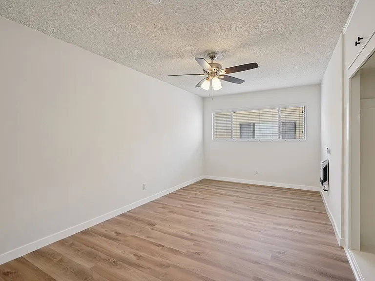 437 & 441 W Queen St — Photo 10