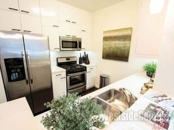 2nd image of 525 Santa Monica Blvd APT 210