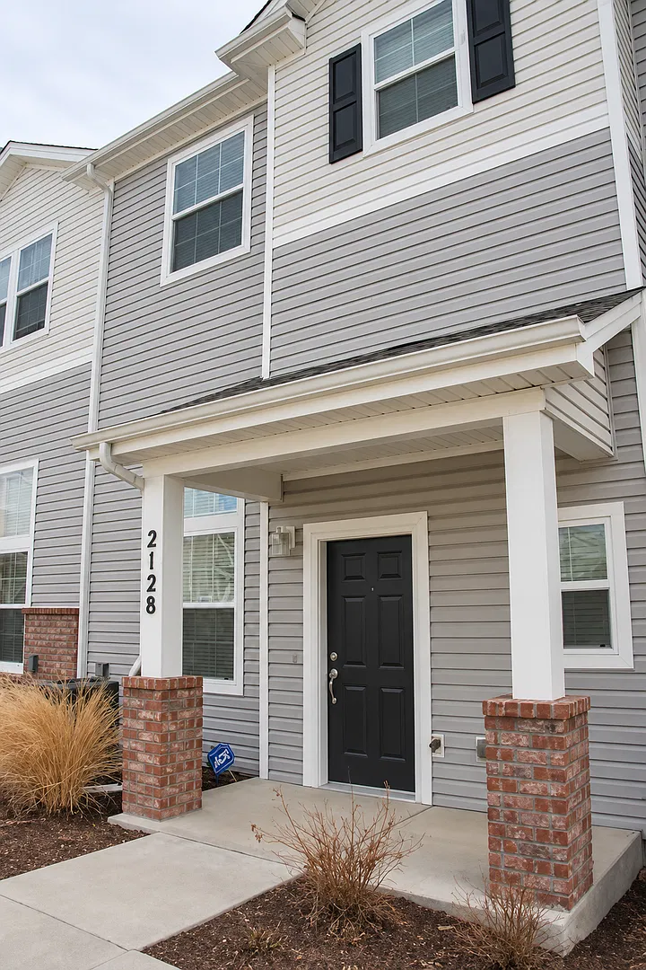 Stunning 3 Bedroom Townhouse Available! — Photo 1
