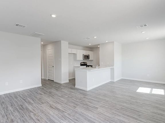 3rd image of 709 Mariposa Ln
