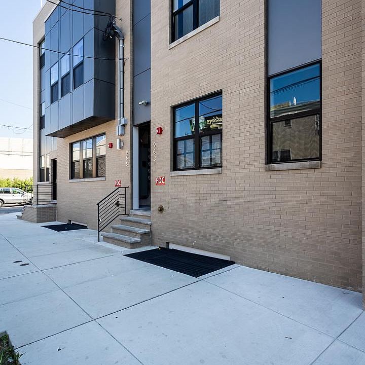 1st image of 963 Shackamaxon St