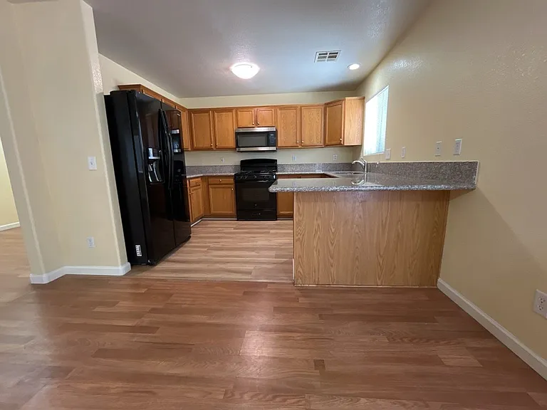 6045 Stone Hollow Ave — Photo 12