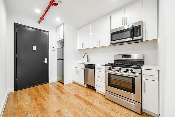 Rented by Bond New York | media 2