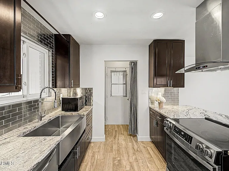 1243 E Riviera Dr — Photo 2