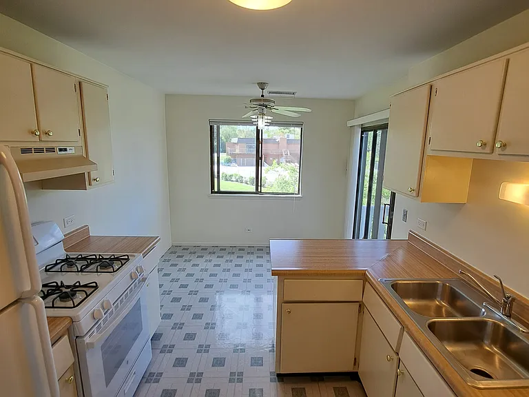 226 Arrowwood Ct #D-2 — Photo 4
