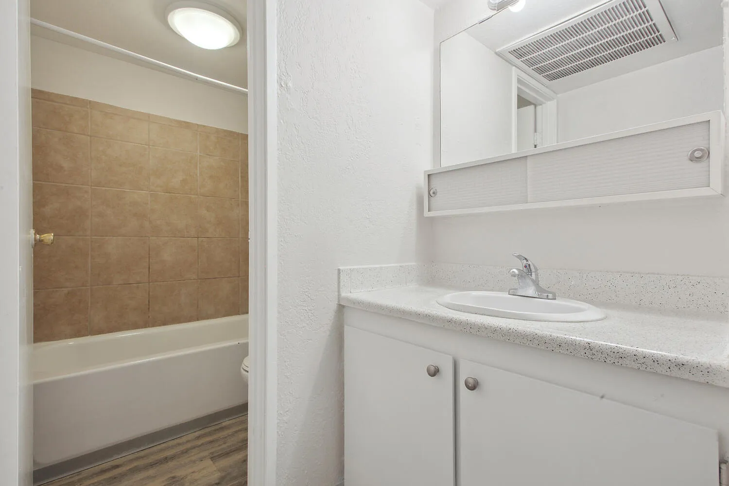 Lakeridge Terrace Apartments — Photo 4