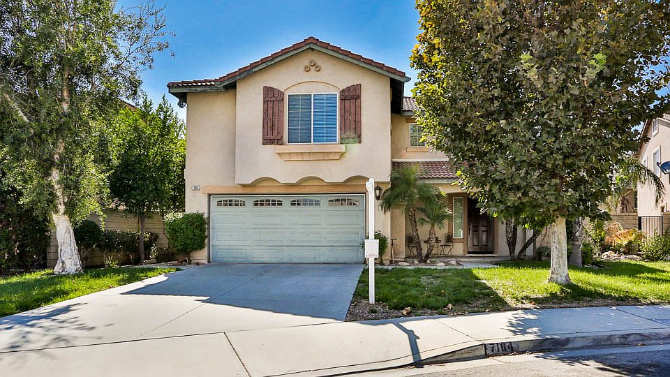 Front of home , nice porch, 