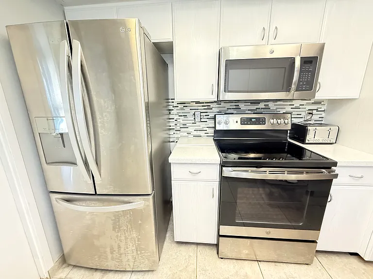 709 Hickory Ln — Photo 8