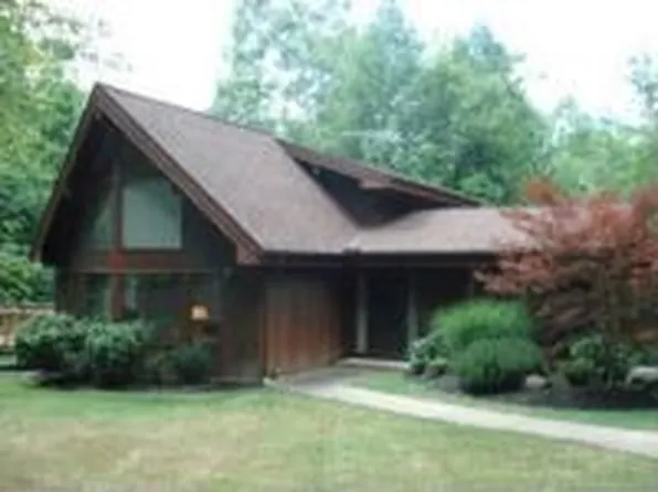 8208 Timber Trl, Chagrin Falls, OH 44023