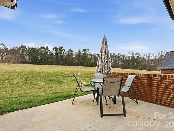 3rd image of 3900 Azalea Trl