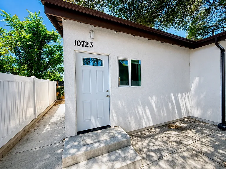 10723 Rhodesia Ave — Photo 11