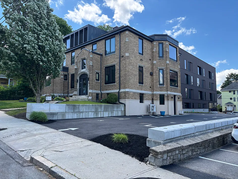 24 8th St