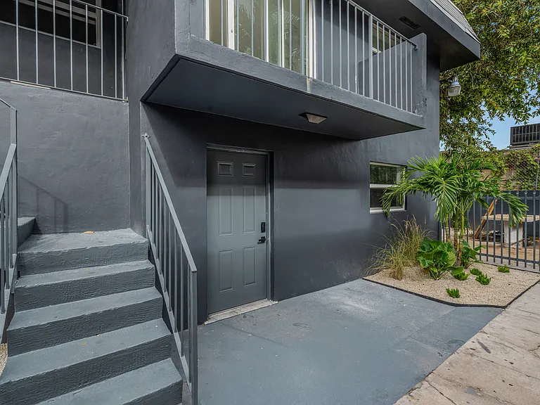 421 SW 9th St #2 — Photo 2