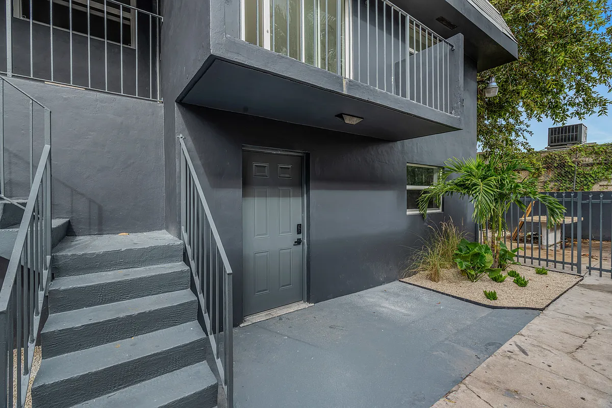 Building Photo - 421 SW 9th St #2