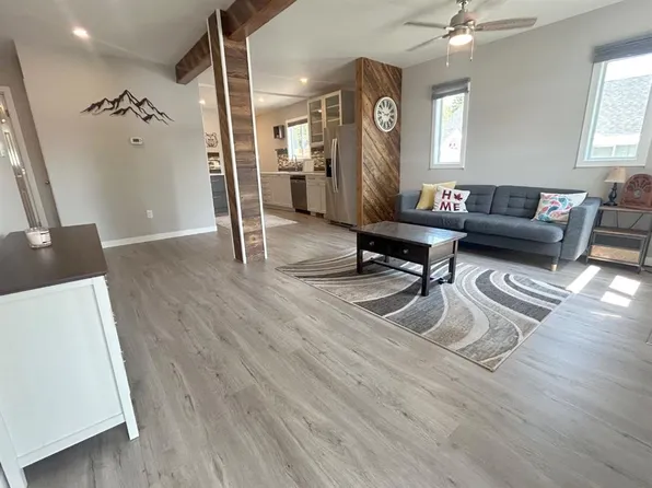 18 S Maple St, Okotoks, AB T1S 1J6