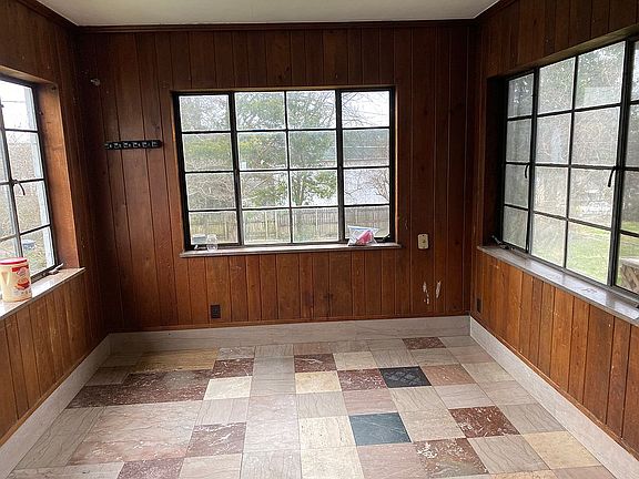 5th image of 304 E Oak Hill Ave