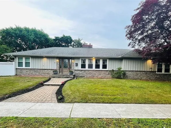 4 Pocahontas Street W, Massapequa, NY 11758