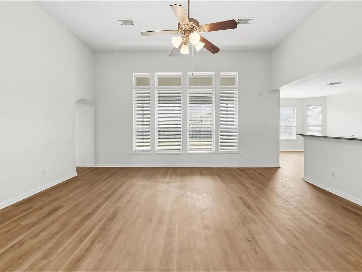 4 bed, 2.0 bath, 2221 sqft, $2,360 — Photo 4