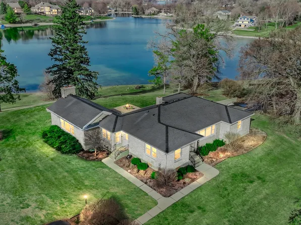 512 Bay Rd, McHenry, IL 60051