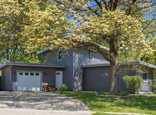 1442 Valley View Dr, Coralville, IA 52241