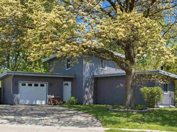 1442 Valley View Dr, Coralville, IA 52241