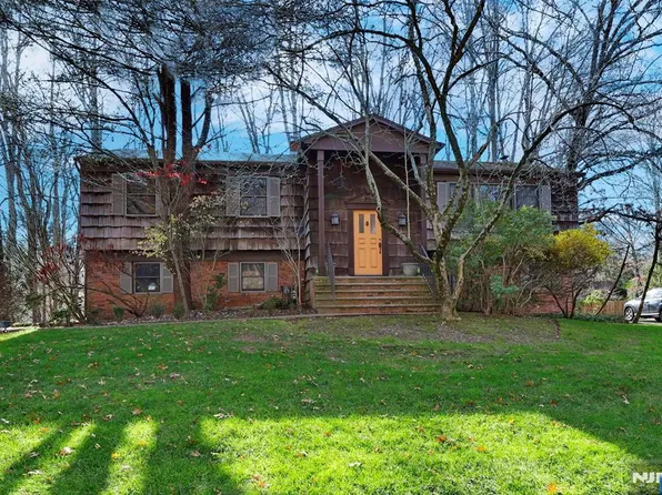 384 Blanch Ave, Closter, NJ 07624