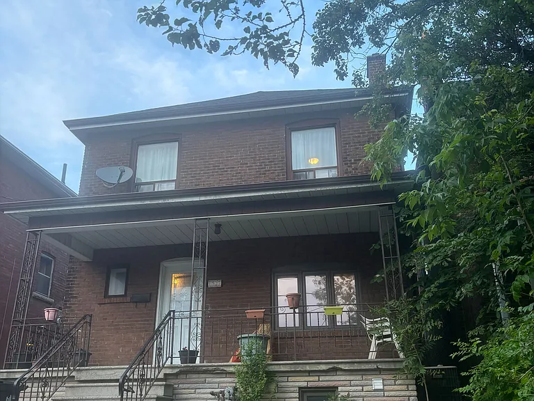 1527 Dufferin St #LOWER — Photo 1