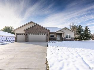 9 Fairway Ct, Alton, IL 62002
