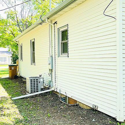 5th image of 646 Quinnell Ave N