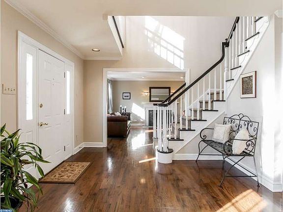 4th image of 4764 Essex Dr