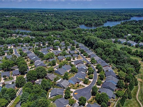 2nd image of 4803 Lake Laurel Ct