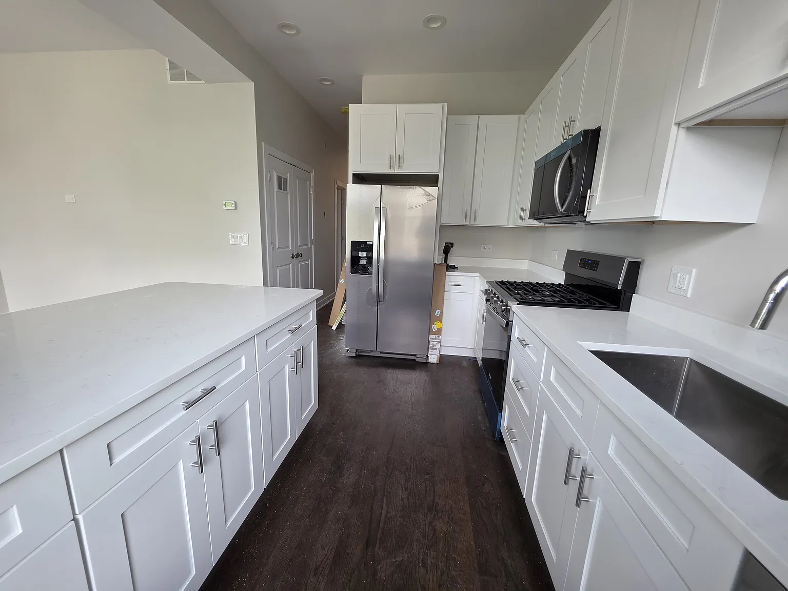 3 bed, 1200 sqft, $4,480 — Photo 3