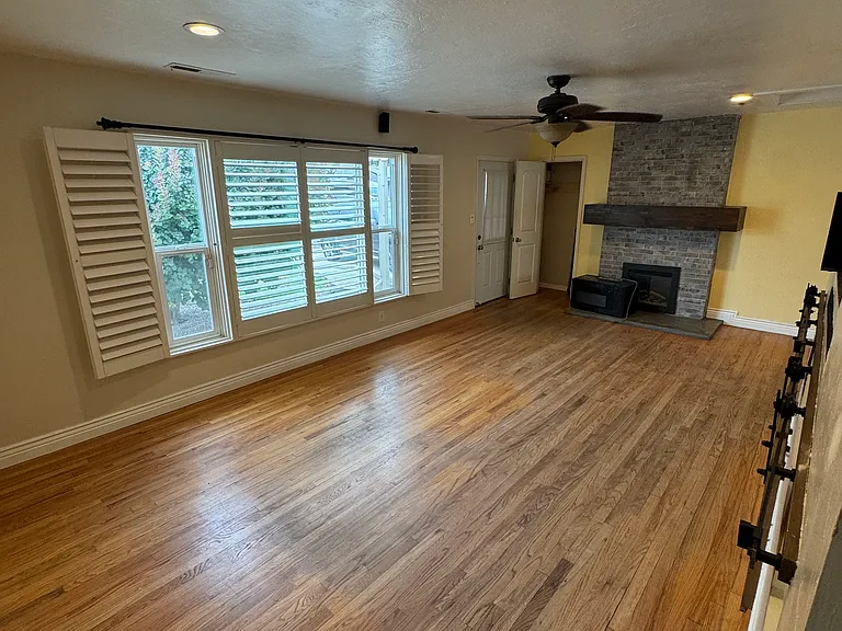 1120 Allen Dr — Photo 2