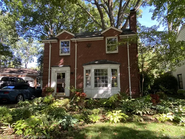 12 Byfield Ln, Dearborn, MI 48120