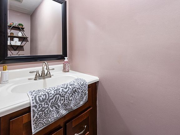5th image of 149 Linda Ln