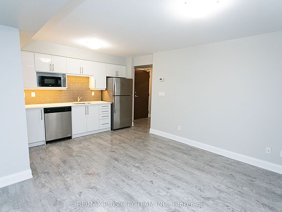 2nd image of 686 Bathurst St #L03
