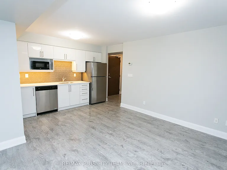 686 Bathurst St #L03 — Photo 2