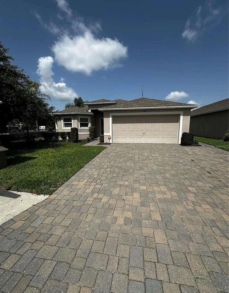 4 bed, 2.0 bath, 1811 sqft, $2,600 — Photo 1