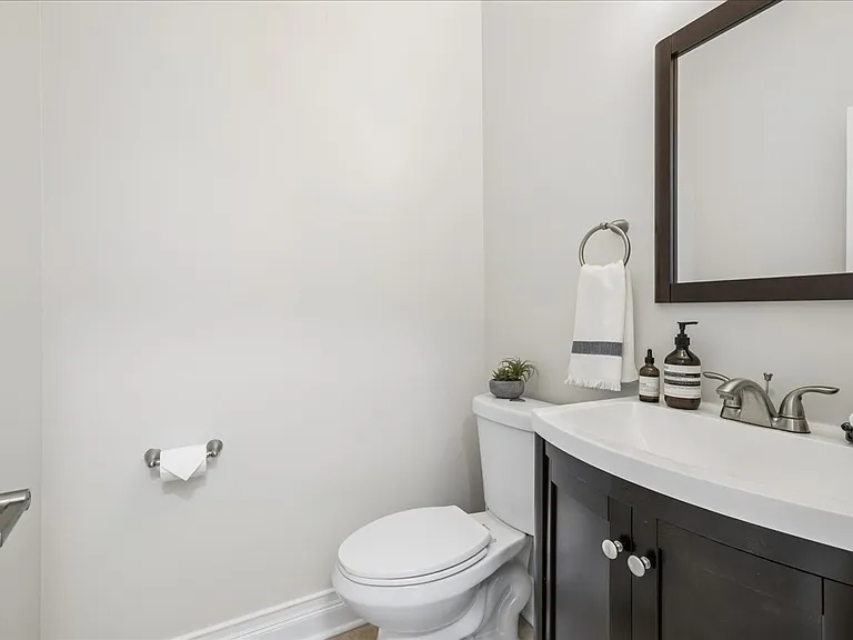 1863 Admiral Ct #1863 — Photo 13