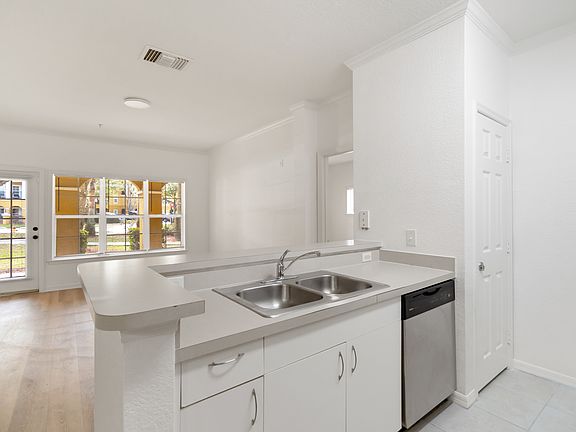3rd image of 3599 Conroy Rd APT 915