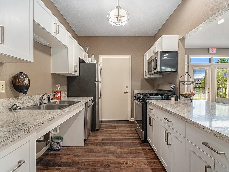 Colonial Pointe at Fairview Apartments — Photo 32
