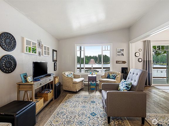 3rd image of 2121 E Timberlake Drive W