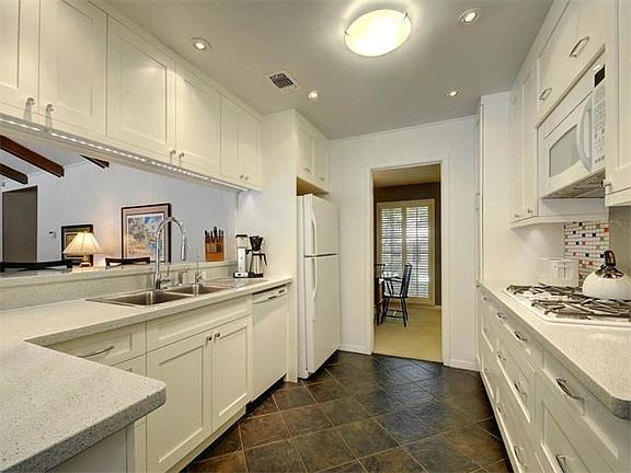 This recently remodeled chef's kitchen has everything! It's so amazing it organizes itself!