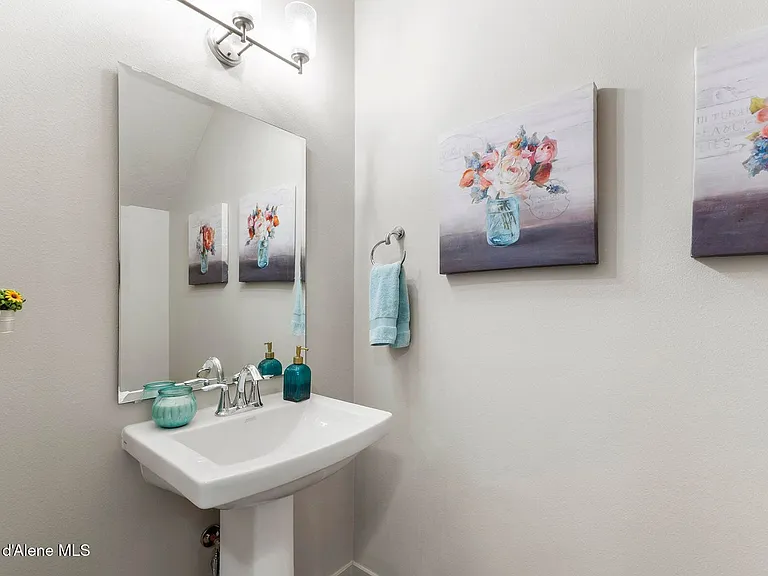 984 E Allenby Ave — Photo 14